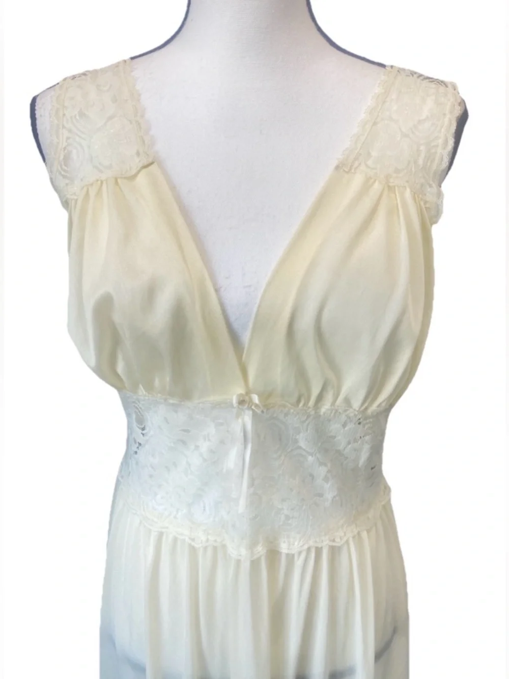 Vintage sheer nylon/chiffon nightgown lingerie Ivory Cream Lace 60s 70s Small - Picture 4 of 16